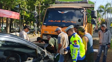 Mobil Sigra Tabrakan Adu Banteng dengan Truk di Banyuwangi