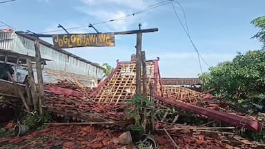 Puting Beliung Disertai Hujan Es Rusak Ratusan Rumah di Ngawi, Joglo Rumah Makan Ambruk