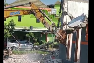 Viral, Batal Nikah Mantan PMI Bongkar Rumah dengan Alat Berat di Ngawi