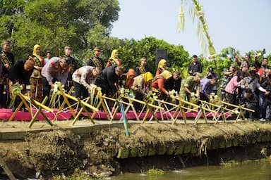 Prosesi Larung Tirta Awali Mojotirto Festival 2026 di Kota Mojokerto