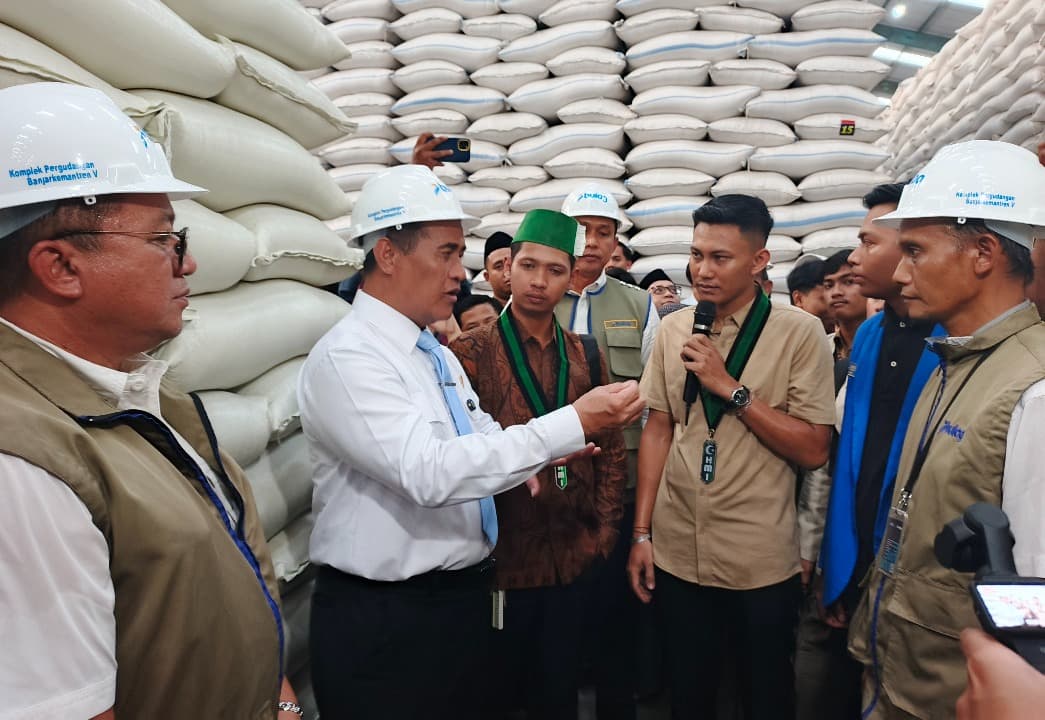 Tinjau Gudang Bulog Jatim, Mentan Amran Sebut Stok Beras 4,9 Juta Ton Tertinggi Sepanjang Sejarah