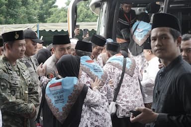 Isak Tangis Iringi Keberangkatan Ratusan Jemaah Calon Haji Asal Pacitan
