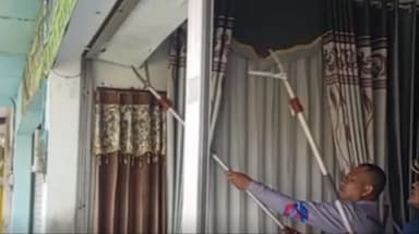 Ular Piton Bersarang di Rolling Door, Gegerkan Pemilik Toko di Bangkalan