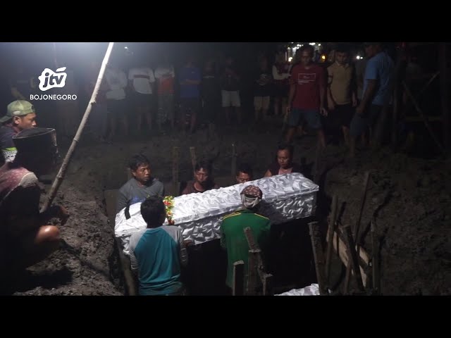 Satu Keluarga Warga Bojonegoro Korban Kecelakaan di Tawangmangu Dimakamkan Dalam Satu Liang Lahat