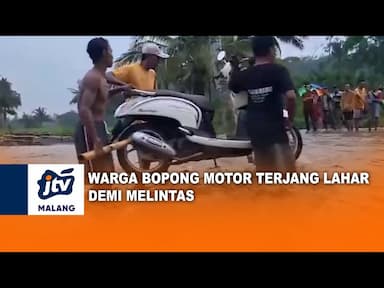 Warga Bopong Motor Terjang Banjir Lahar