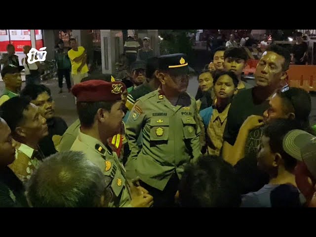 Demo Tolak Shuttle Liar, Warga Tutup Akses Parkir Sunan Bonang Tuban