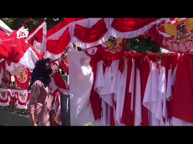 Penjual Bendera Musiman di Bojonegoro Mendapat Pesanan Bendera One Piece