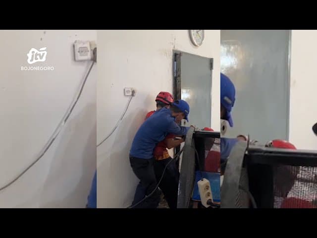 Damkar Bongkar Lemari Besi Kantor Pos Berisi Aset Miliyaran Rupiah