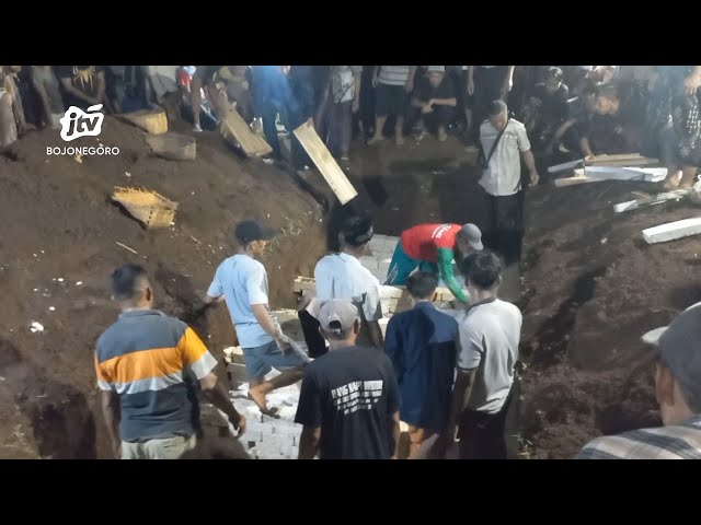 7 Korban Kecelakaan di Gresik Dimakamkan Dalam Satu Liang Lahat