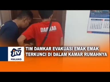 Tim Damkar Evakuasi Emak-emak Terkunci Didalam Kamar Mandi