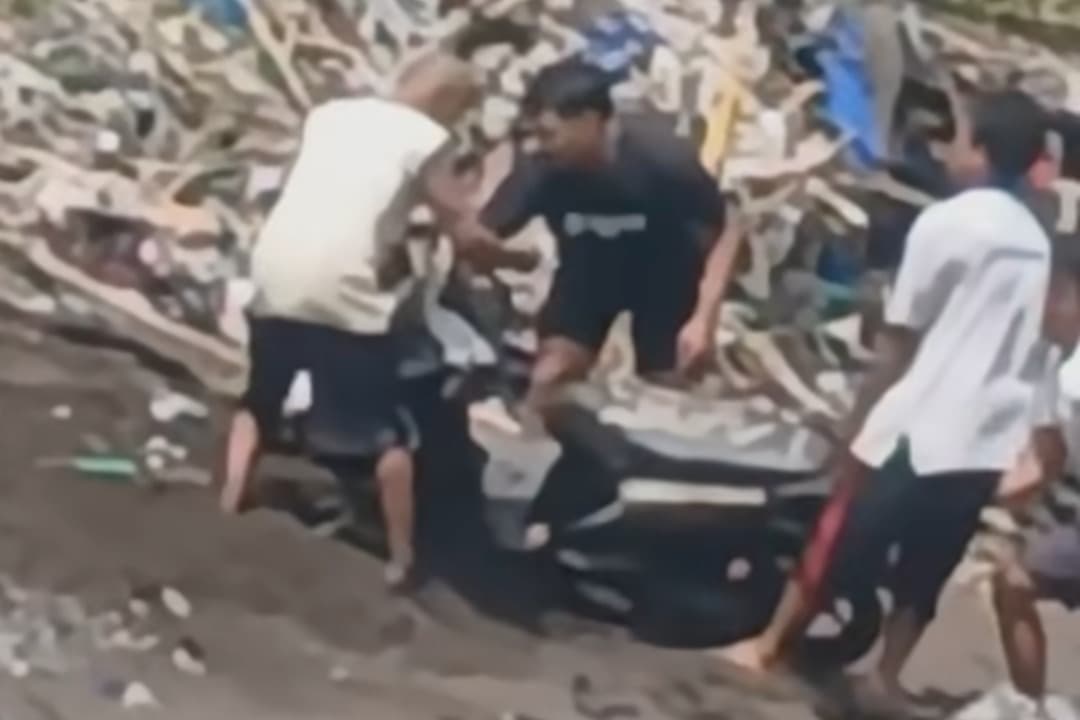 Geger! Pemancing Temukan Motor Honda Beat Terkubur di Tepi Sungai Bangil Pasuruan