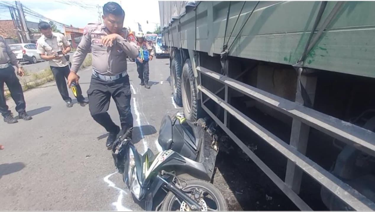 Terjatuh dari Motor, Prajurit Marinir dan Anaknya Tewas Terlindas Truk di Jombang