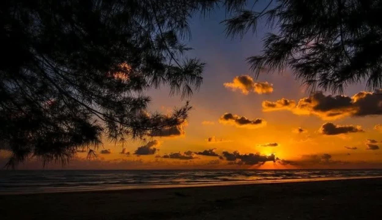 Pesona Pantai Slopeng Sumenep: Eksotisme Bukit Pasir dan Sunset Emas di Ujung Timur Madura