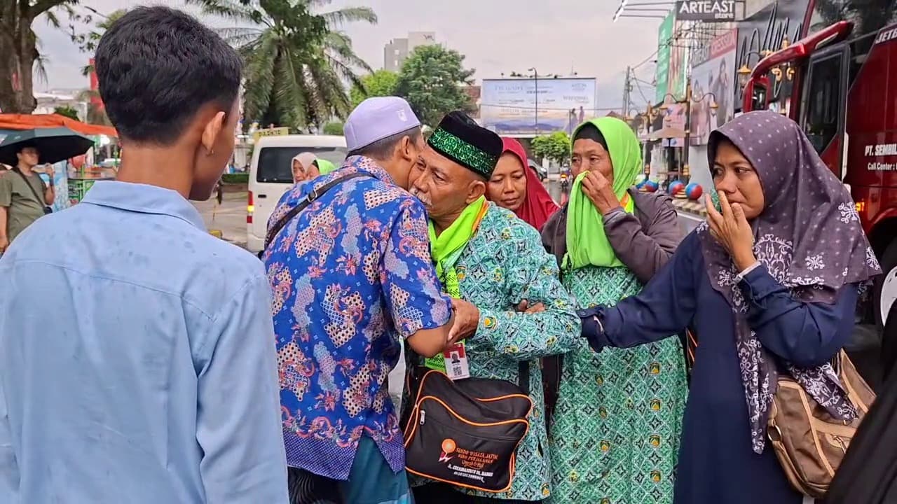 Kembali Dari Tanah Suci, Jemaah Umroh Sindo Wisata Madiun Disambut Haru Keluarga