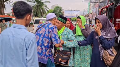 Kembali Dari Tanah Suci, Jemaah Umroh Sindo Wisata Madiun Disambut Haru Keluarga