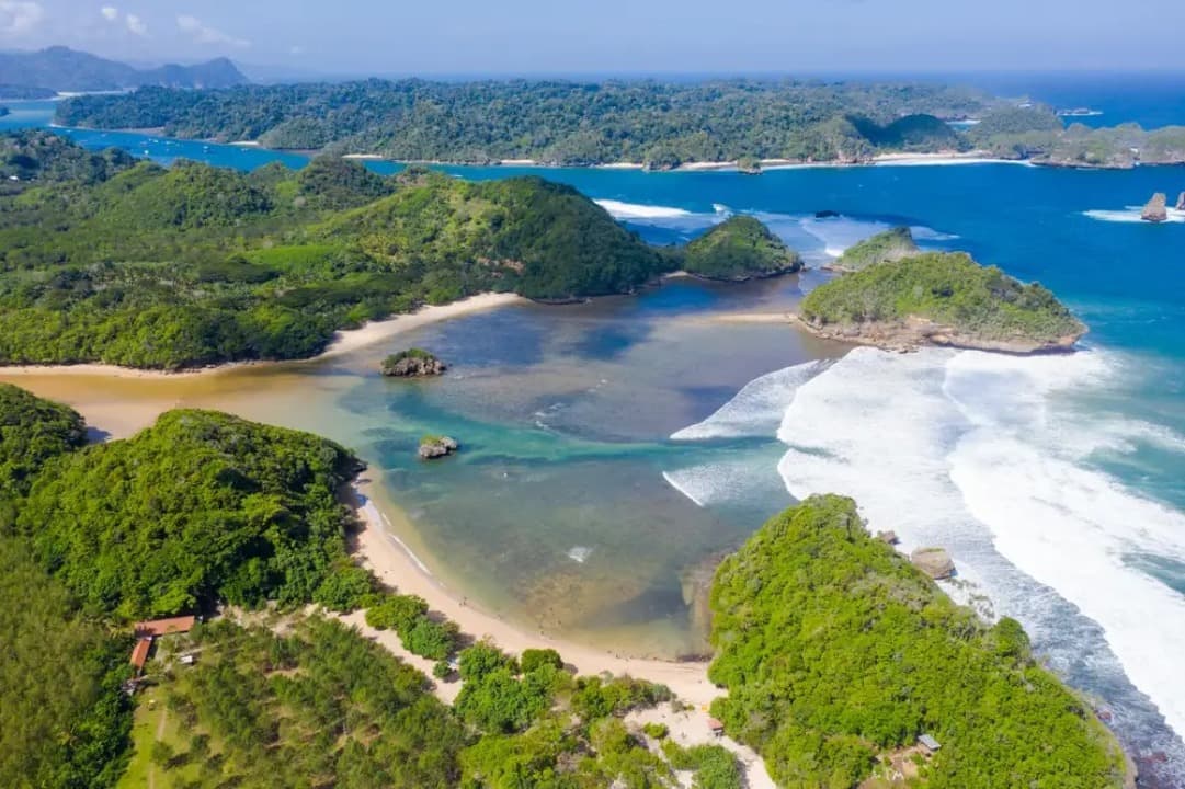 Pantai Teluk Asmara: Eksotisme 'Raja Ampat' Jawa di Malang Selatan yang Memikat Wisatawan