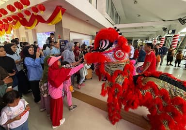 Momen Imlek 2026, KAI Daop 8 Surabaya Hibur Penumpang dengan Barongsai
