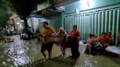 Banjir Rendam Jalur Pantura Probolinggo - Situbondo, Warga Mengungsi