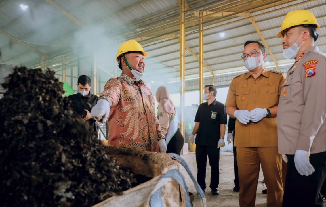 Atasi Tumpukan Sampah di TPA Ngipik, Bupati Gresik Resmikan Operasional Landfill Mining