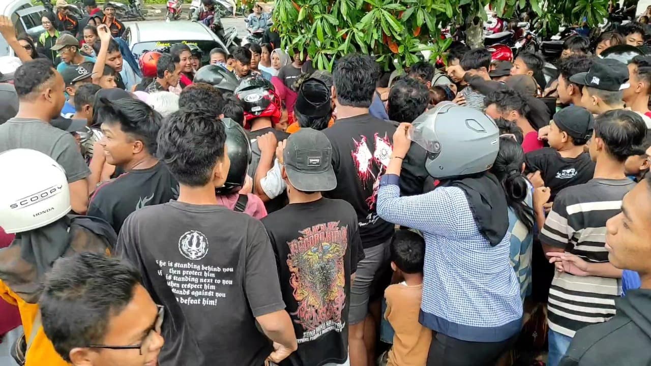 Rebutan Takjil di SLG Kediri Ricuh, Warga Saling Dorong