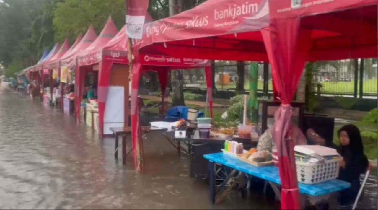 Hujan Deras, Puluhan Stan Bazar Takjil di Depan Pendopo Bupati Bangkalan Terendam Banjir