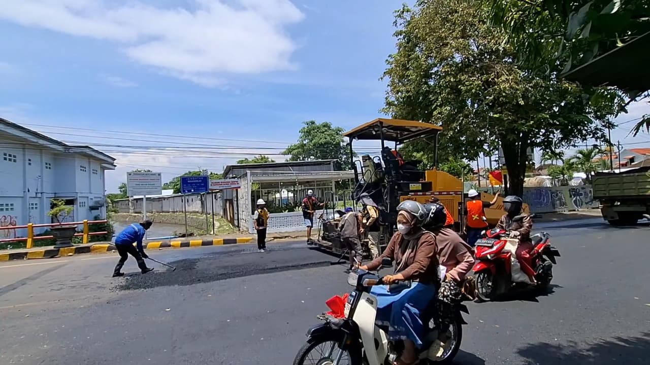Jelang Arus Mudik, Pemkot Kediri Tambal Jalan Berlubang di Empat Ruas Protokol