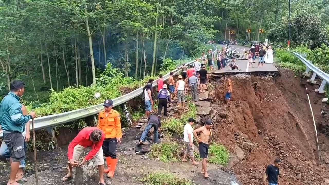 Longsor 20 Meter, Akses Air Terjun Madakaripura Putus Total