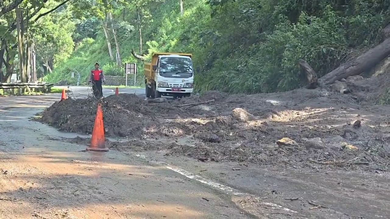 Hujan Deras Picu 9 Titik Longsor di Jalur Ponorogo–Pacitan, Arus Lalu Lintas Buka Tutup