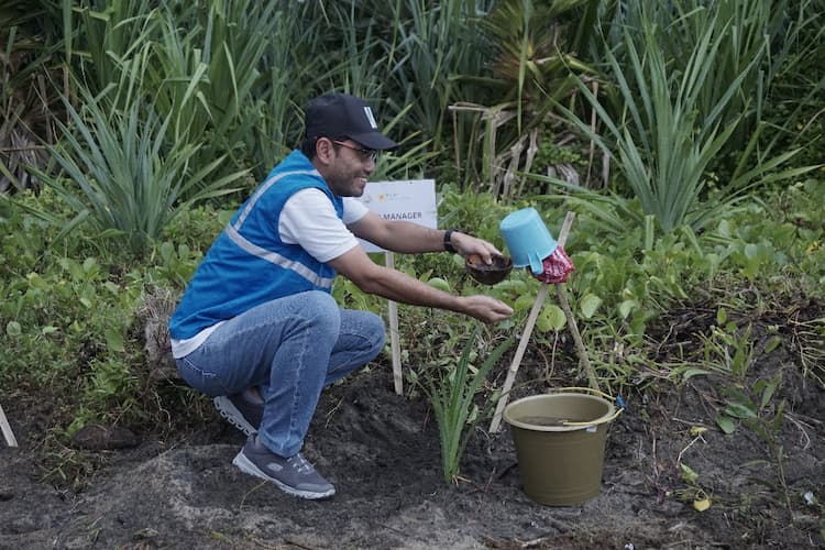 Peringati Hari Bumi 2026, PLN NP UP Pacitan Tanam 400 Bibit Cemara dan Pandan Laut di Pantai Pancer Dorr